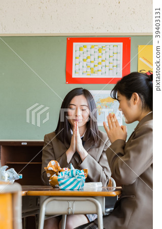 Female student who eats lunch Female student who eats lunch 39403131