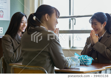 Female student who eats lunch Female student who eats lunch 39403138