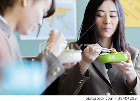 吃午飯的女學生 吃午飯的女學生 39404289