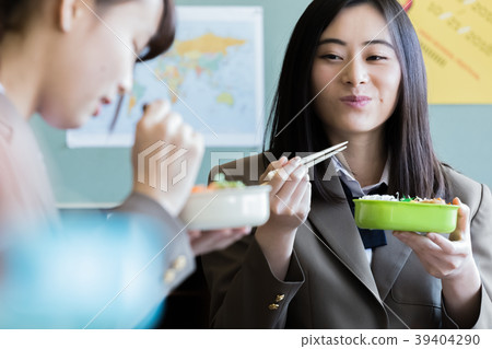 Female student who eats lunch Female student who eats lunch 39404290