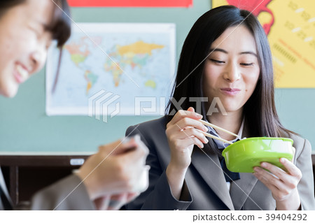 吃午飯的女學生 吃午飯的女學生 39404292