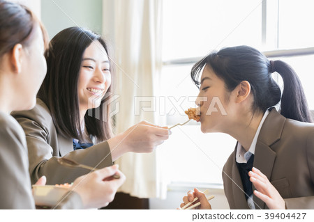 Female student who eats lunch Female student who eats lunch 39404427