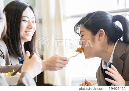 Female student who eats lunch Female student who eats lunch 39404431