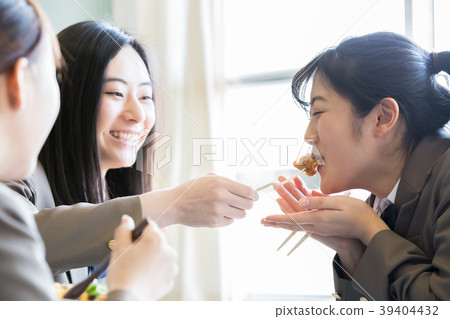 Female student who eats lunch Female student who eats lunch 39404432