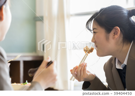 吃午飯的女學生 39404450