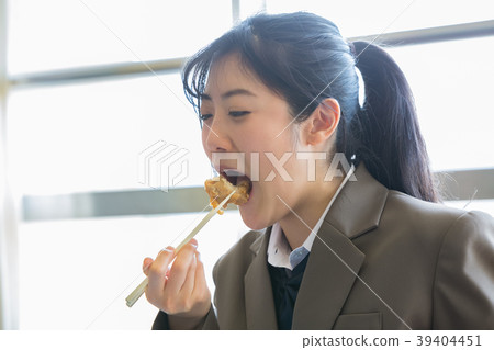 Female student who eats lunch 39404451