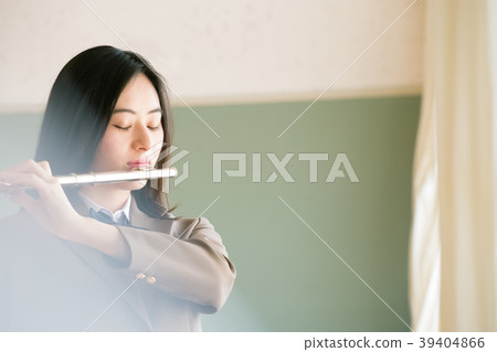 吹長笛的女學生 39404866