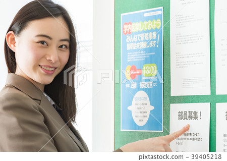 把飛行物放的女學生在海報欄上 39405218
