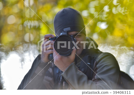 Wildlife, nature man photographer in camouflage 39406311
