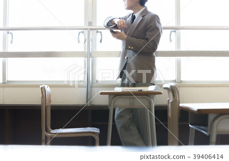 看在教室窗口外面的男學生 看在教室窗口外面的男學生 39406414