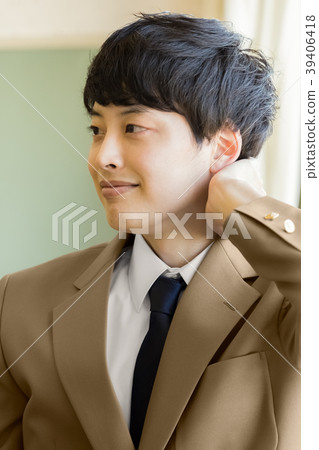 看在教室窗口外面的男學生 看在教室窗口外面的男學生 39406418