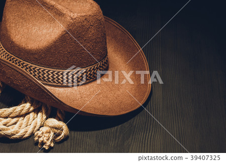 cowboy hat on wood 39407325
