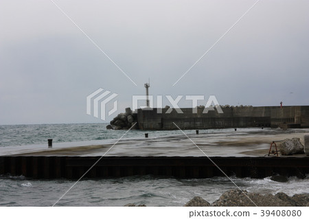 在Izen漁港附近的日本海富山縣黑部河口的轉彎 在Izen漁港附近的日本海富山縣黑部河口的轉彎 39408080
