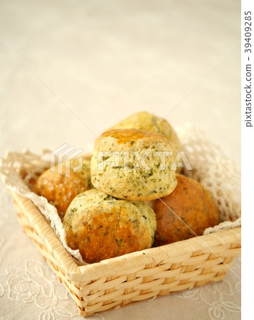 Sencha scones served (upper space) Sencha scones served (upper space) 39409285