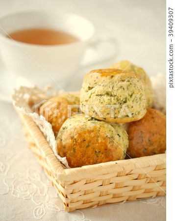 Sencha scones and tea basket (up) Sencha scones and tea basket (up) 39409307