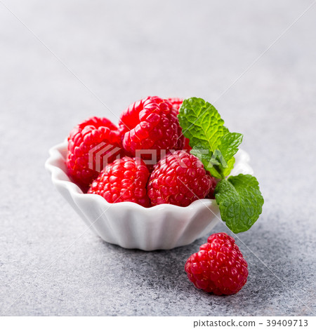 Fresh healthy berries Fresh healthy berries 39409713