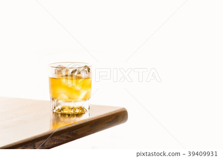 威士忌酒鎖在白色背景中 39409931
