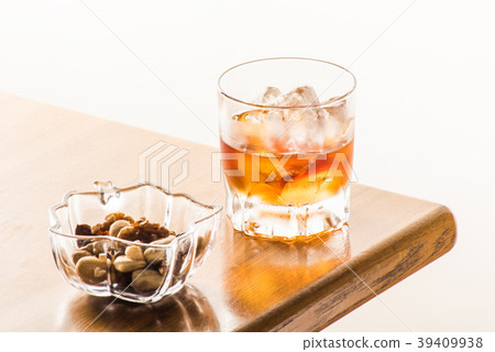 Whiskey rock mixed nuts and white background Whiskey rock mixed nuts and white background 39409938