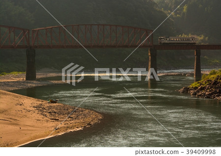 穿越熊川Daiichibashi Ryo的火車 39409998