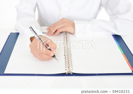 採取與圓珠筆的女性手筆記 採取與圓珠筆的女性手筆記 39410231
