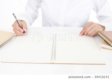 採取與圓珠筆的女性手筆記 採取與圓珠筆的女性手筆記 39410241