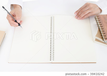 採取與圓珠筆的女性手筆記 採取與圓珠筆的女性手筆記 39410242
