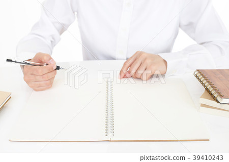 採取與圓珠筆的女性手筆記 採取與圓珠筆的女性手筆記 39410243