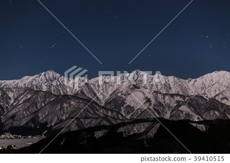 滿天星斗的天空在月光照亮的銀色白色北阿爾卑斯山 滿天星斗的天空在月光照亮的銀色白色北阿爾卑斯山 39410515