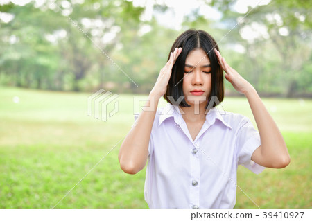 Education Concepts. Beautiful young Asian girl is thinking serio 39410927