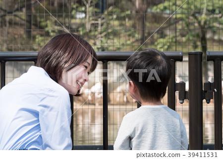 Parents and children enjoying at the zoo Parents and children enjoying at the zoo 39411531