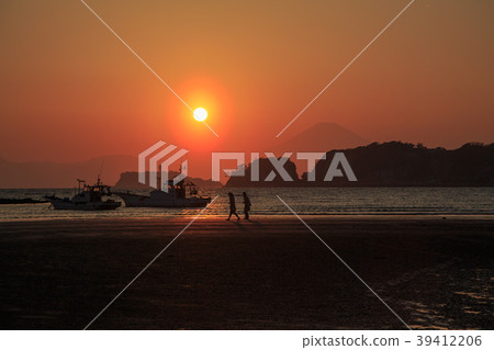 Sunset and sunset on Mt. Fuji from Kamakura city's lmagza coast 39412206