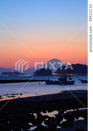 Sunset and sunset on Mt. Fuji from Kamakura city's lmagza coast 39412210