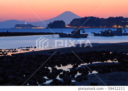 Sunset and sunset on Mt. Fuji from Kamakura city's lmagza coast 39412211