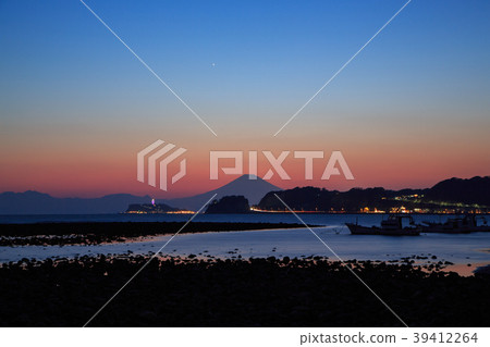 Sunset on Sunset Fuji from Kamakura City's Kagiza Coast 39412264