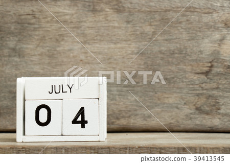 White block calendar present date 4 and July 39413545