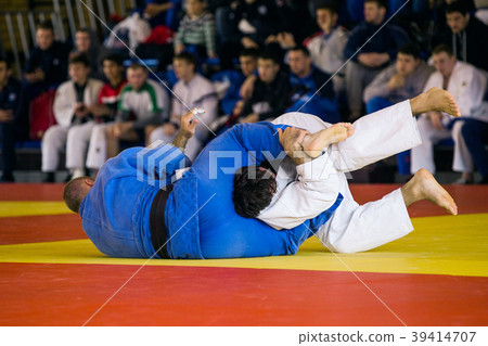 fight on tatami athletes judoists 39414707