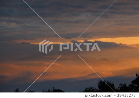 Sea of clouds and sunset 39415275