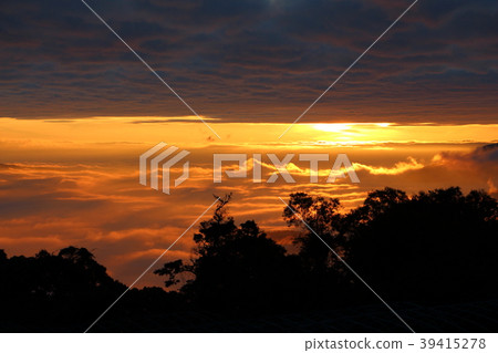 Sea of clouds and sunset 39415278