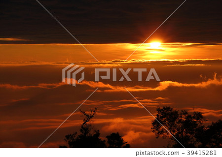 Sea of clouds and sunset 39415281