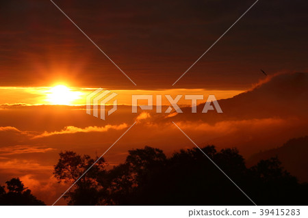 Sea of clouds and sunset 39415283