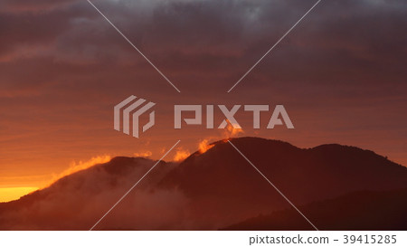 Sea of clouds and sunset 39415285