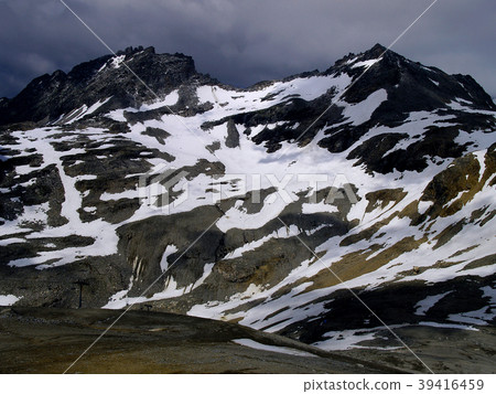 Part of the Alps mountain massif called Carinthia. 39416459