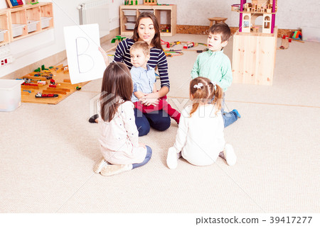 Teacher teaches preschoolers 39417277
