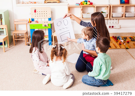 Teacher teaches children different figures 39417279
