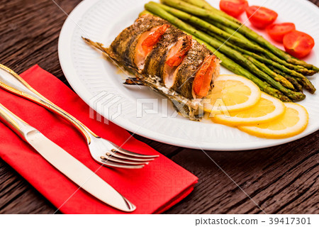 Roasted zander fillet with asparagus and lemon 39417301