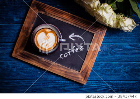 Latte art loving couple 39417447