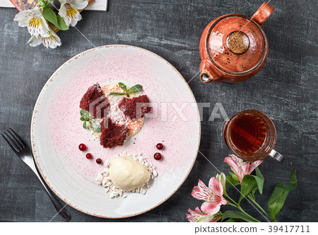 Biscuit red velvet, meringue, white chocolate 39417711