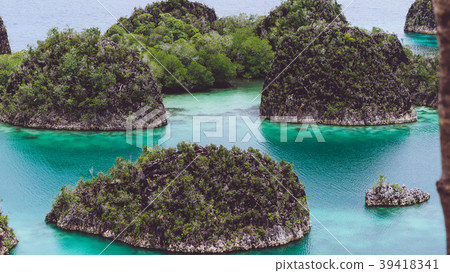 Painemo, Group of small island in shallow blue Painemo, Group of small island in shallow blue 39418341