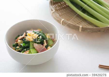 Spring Three-color stir-fry and Komatsuna Spring Three-color stir-fry and Komatsuna 39420278
