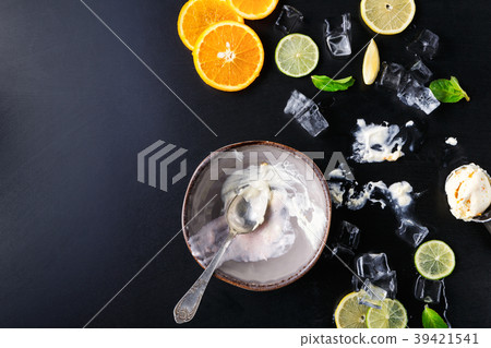 Empty bowl of ice cream on black background 39421541